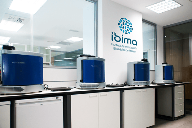 Logo Ibima sobre pared