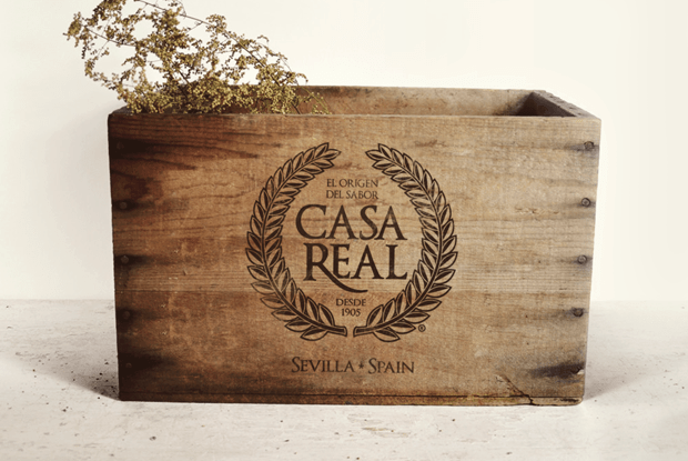 Logo Casa Real sobre madera