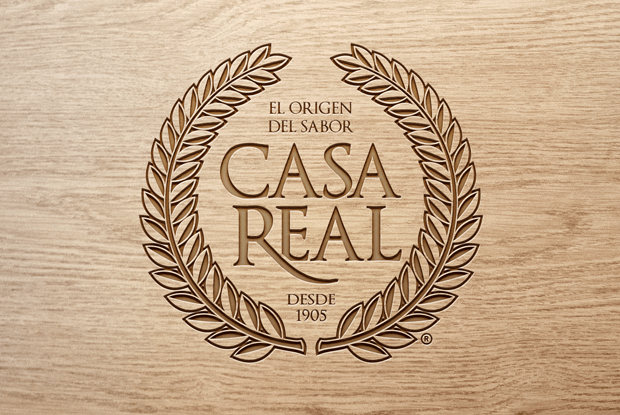 Logo Casa Real sobre madera