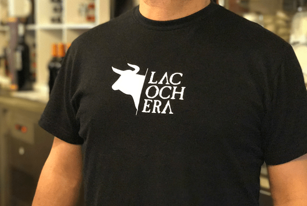 Logo La Cochera sobre camiseta