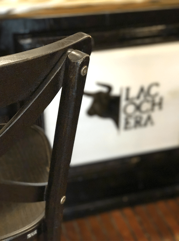 Logo de La Cochera en la barra