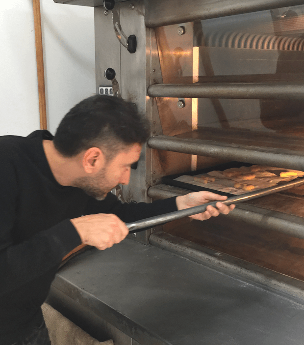 05 Ricardo metiendo las letras en el horno